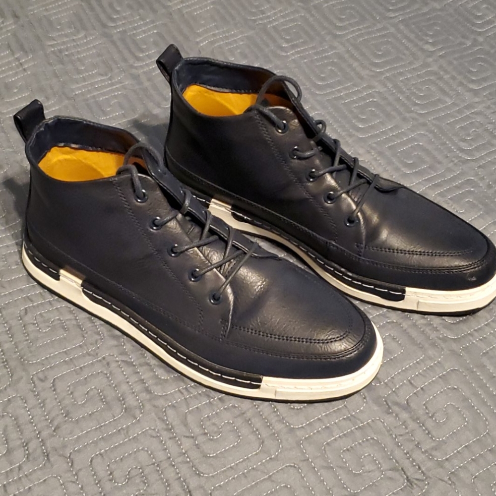 Men's casual tennis shoe